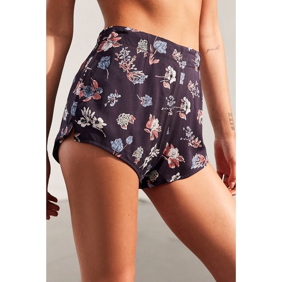 UO Kimchi Blue flirty ruffle hem floral print shorts - Picture 2 of 8